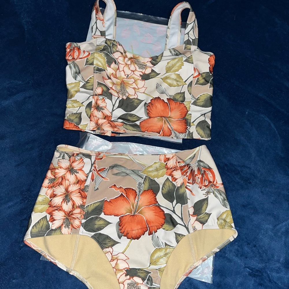 Medium vintage Hawaii set